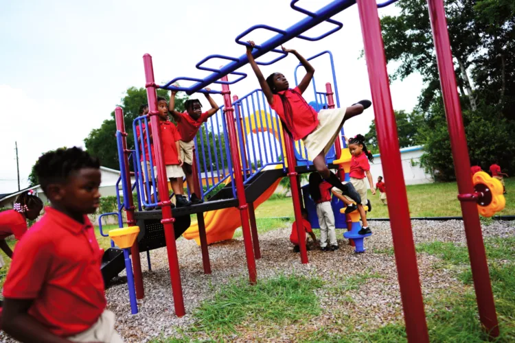 How to help your children make friends at a new school
